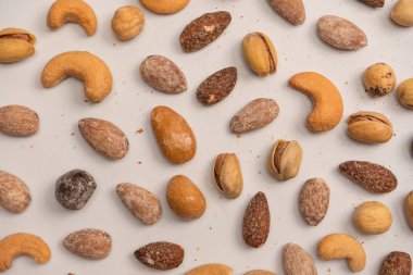 Lezzetli tuzlu fındık karışımı. Bir grup badem, fıstık, ceviz, macadamia, kaju..