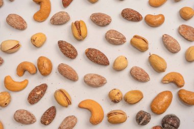 Lezzetli tuzlu fındık karışımı. Bir grup badem, fıstık, ceviz, macadamia, kaju..