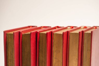 Beyaz bir arka plan üzerinde izole eski kitaplar. 