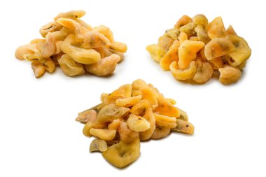 Kurumuş tutku meyvesi beyaz arka planda izole edilmiş. Üst görünüm. 