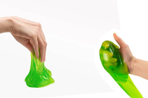 Grünes Schleimspielzeug Frauenhand Isoliert Auf Weißem Grund — Stockfoto