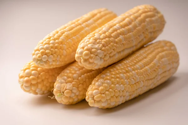 Жовта Солодка Кукурудза Ізольована Білому Тлі Копіспазмі — стокове фото