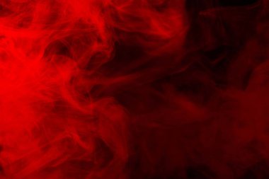 Siyah arka planda kırmızı buhar. Boşluğu kopyala.