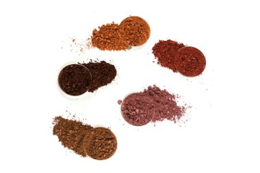 Makyaj malzemeleri. Göz farı ezilmiş palet, beyaz arka planda izole edilmiş renkli göz farı tozu..