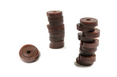 Doğal tatlı, beyaz arka planda izole edilmiş meyveli pastil. Doğal şeker, pastil rulosu.. 