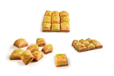 Beyaz arka planda fıstıklı baklava. Tatlı..