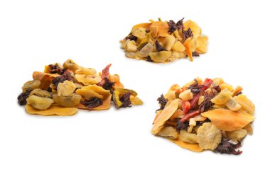 Kurutulmuş egzotik meyve, mango, ananas dilimleri, tutku meyvesi, papaya karışımı. Vejetaryen tatlı..  