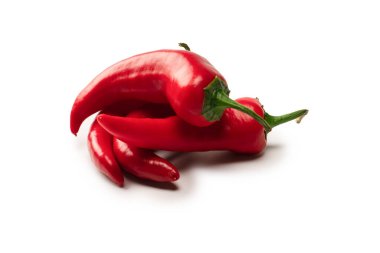 Kırmızı kırmızı kırmızı biber beyaz arkaplanda izole edilmiş.. 