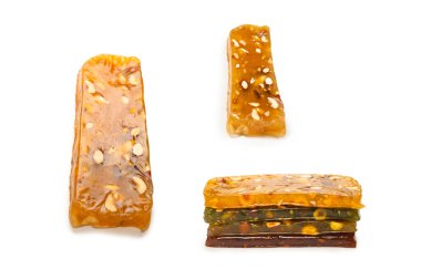 Beyaz arka planda fındıklı geleneksel Türk lezzeti. 