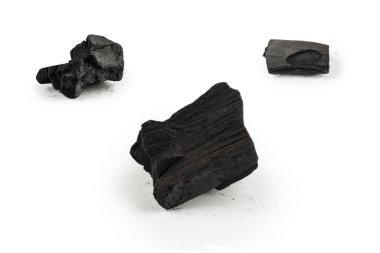 Beyaz arka planda siyah meşe kömürü izole edilmiş. 