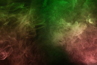 Siyah arka planda yeşil ve pembe buhar. Boşluğu kopyala.