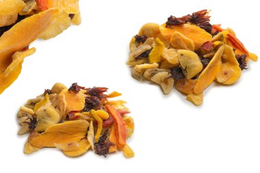 Kurutulmuş egzotik meyve, mango, ananas dilimleri, tutku meyvesi, papaya karışımı. Vejetaryen tatlı..  