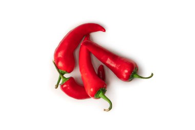 Kırmızı kırmızı kırmızı biber beyaz arkaplanda izole edilmiş.. 