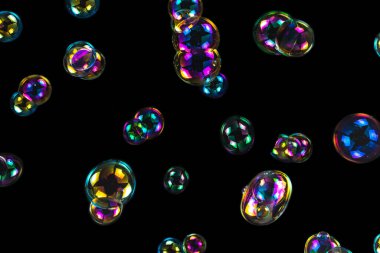 Sabun köpükleri siyah arka planda izole edilmiş. Boşluğu kopyala. 