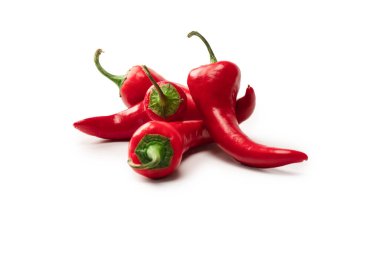 Kırmızı kırmızı kırmızı biber beyaz arkaplanda izole edilmiş.. 