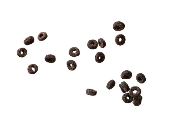 チョコレートリングシリアルはボウルに流出する 朝食だ 白い背景に隔離された — ストック写真
