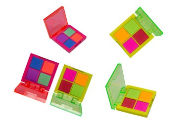 Mor, yeşil, turuncu ve mavi göz farı paleti beyaz arka planda izole edilmiş. Makyaj. Neon renkleri.