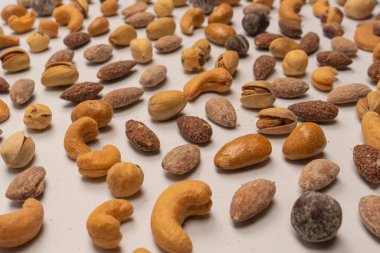 Lezzetli tuzlu fındık karışımı. Bir grup badem, fıstık, ceviz, macadamia, kaju..