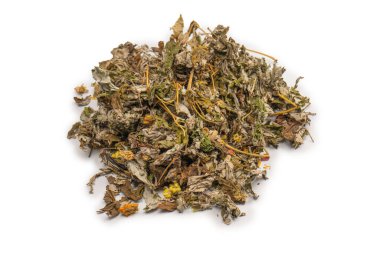 Beyaz arka planda kuru çay yaprakları ve kuru meyveler.. 