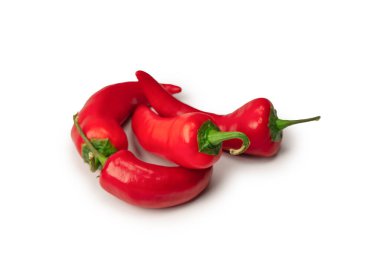 Kırmızı kırmızı kırmızı biber beyaz arkaplanda izole edilmiş.. 