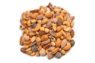 Lezzetli tuzlu fındık karışımı. Bir grup badem, fıstık, ceviz, macadamia, kaju..