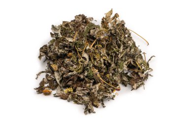 Beyaz arka planda kuru çay yaprakları ve kuru meyveler.. 