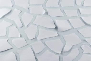 Boş beyaz kağıt parçaları izole edilmiş. Metin veya tasarım için boşluk. 