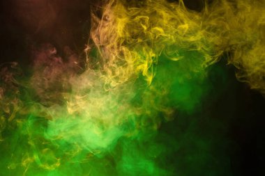 Siyah arka planda sarı ve pembe buhar. Boşluğu kopyala.