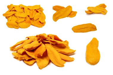 Beyaz arka planda izole edilmiş kuru, lezzetli mango dilimleri. Üst görünüm. 