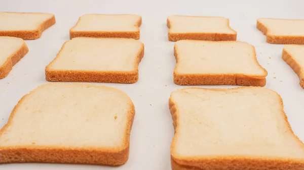Νόστιμες Φέτες Ψωμιού Απομονωμένες Λευκό Φόντο Κορυφαία Άποψη — Φωτογραφία Αρχείου