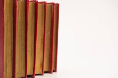 Beyaz bir arka plan üzerinde izole eski kitaplar. 