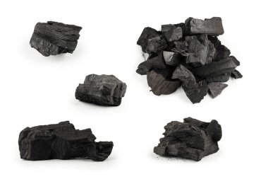 Beyaz arka planda siyah meşe kömürü izole edilmiş. 