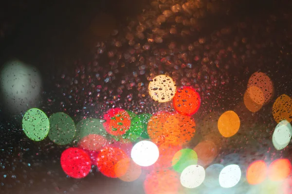 带雨滴和灯光的模糊背景 — 图库照片