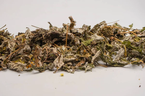 ใบชาแห งและผลไม งแยกก นบนพ นหล ขาว — ภาพถ่ายสต็อก