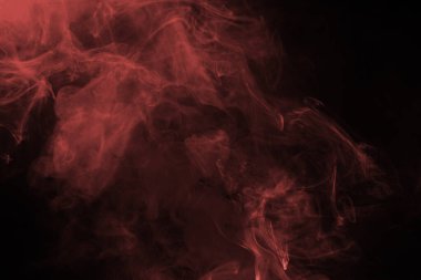 Siyah arka planda sarı ve pembe buhar. Boşluğu kopyala.