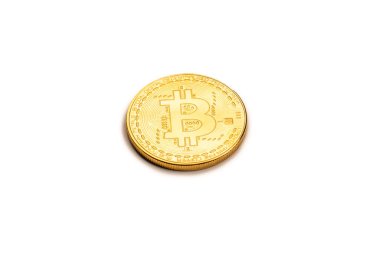 Beyaz arka planda izole edilmiş bir bitcoin. Üst görünüm. 