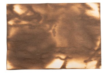 Beyaz arka planda izole edilmiş yanmış kağıt. Boşluğu kopyala