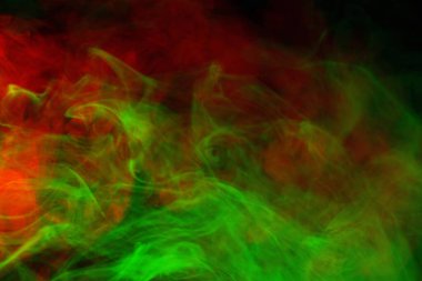 Siyah arka planda kırmızı buhar. Boşluğu kopyala.