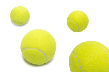 Beyaz arkaplanda izole edilmiş tenis topları. 