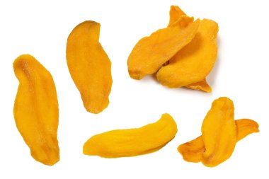 Beyaz arka planda izole edilmiş kuru, lezzetli mango dilimleri. Üst görünüm. 