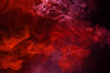 Siyah arka planda sarı ve pembe buhar. Boşluğu kopyala.