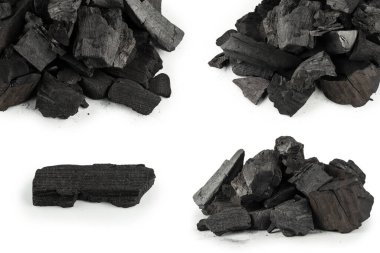 Beyaz arka planda siyah meşe kömürü izole edilmiş. 