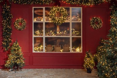 Noel için kırmızı dekore edilmiş bir ev. Noel arkaplanı. 