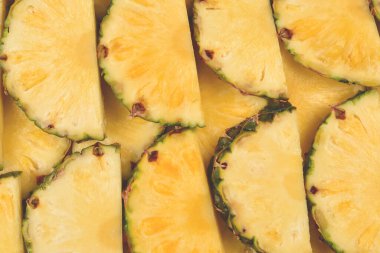 Ananas sulu sarı dilimler arka planda. Üst görünüm.