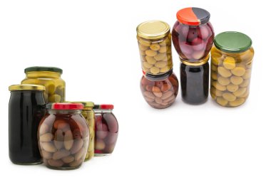 Beyaz arka planda izole edilmiş şişedeki zeytinler.. 