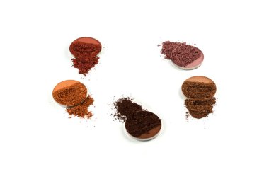 Makyaj malzemeleri. Göz farı ezilmiş palet, beyaz arka planda izole edilmiş renkli göz farı tozu..