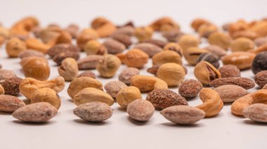 Lezzetli tuzlu fındık karışımı. Bir grup badem, fıstık, ceviz, macadamia, kaju..