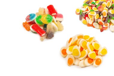 Çeşit çeşit şekerleme. Üst Manzara. Jöleli şekerler. Beyazda izole edilmiş.