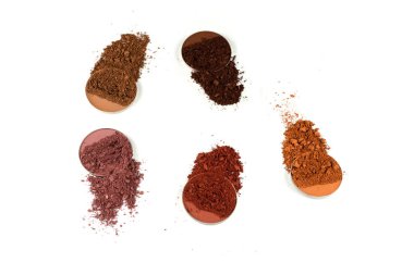 Makyaj malzemeleri. Göz farı ezilmiş palet, beyaz arka planda izole edilmiş renkli göz farı tozu..