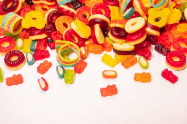 Renkli sakızlı şekerler. Üst Manzara. Jöleli çörekler. Jelibon. Beyaz bir arkaplanda izole edilmiş. 
